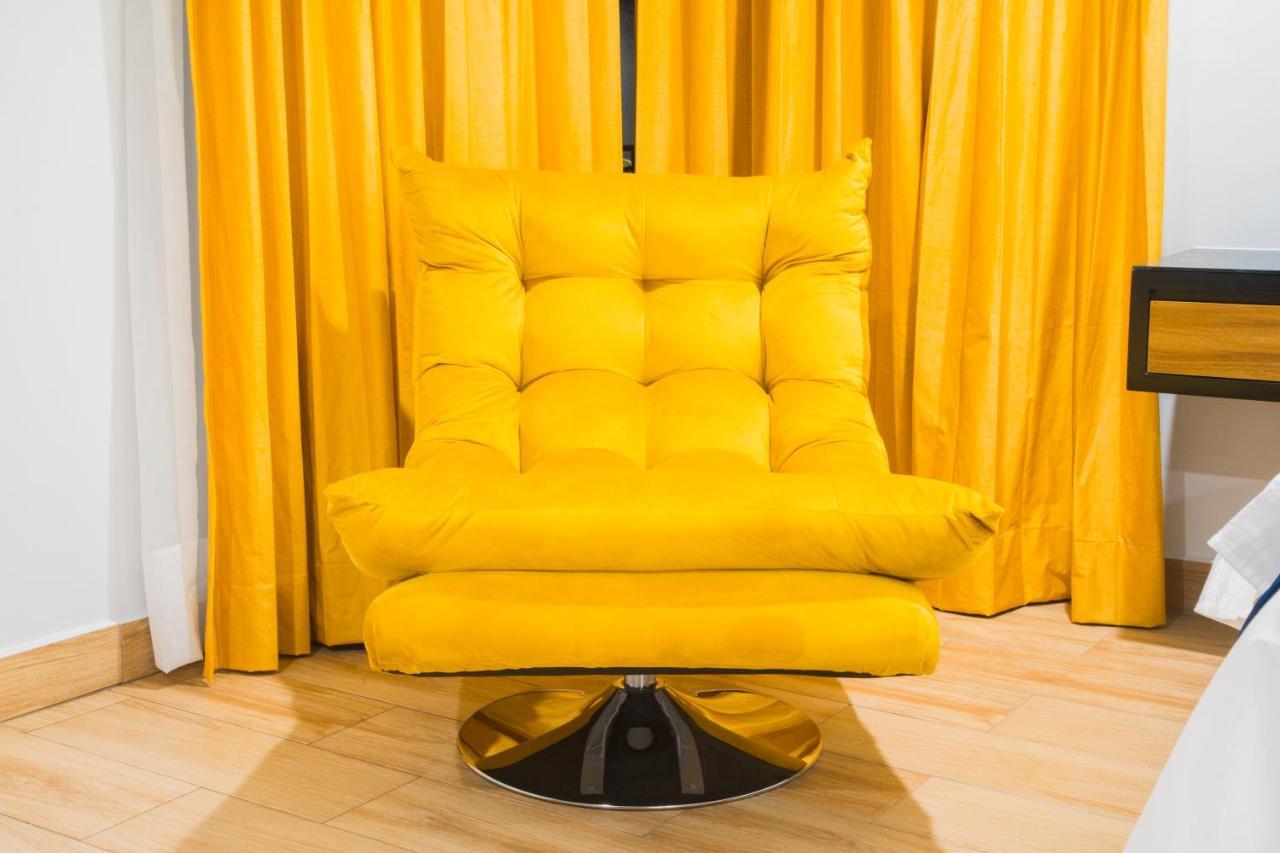 Rame Hotel Boutique Guadalajara Exterior photo Yellow curtains and chair